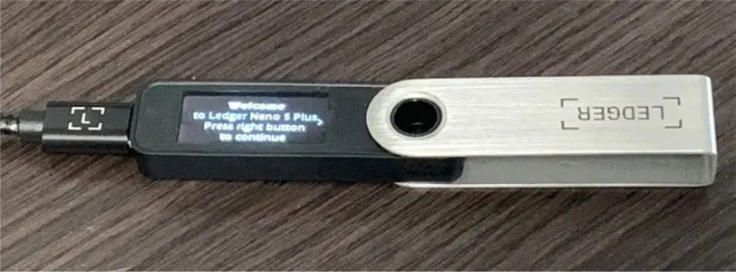 USB接続したLedger Nano S Plus
